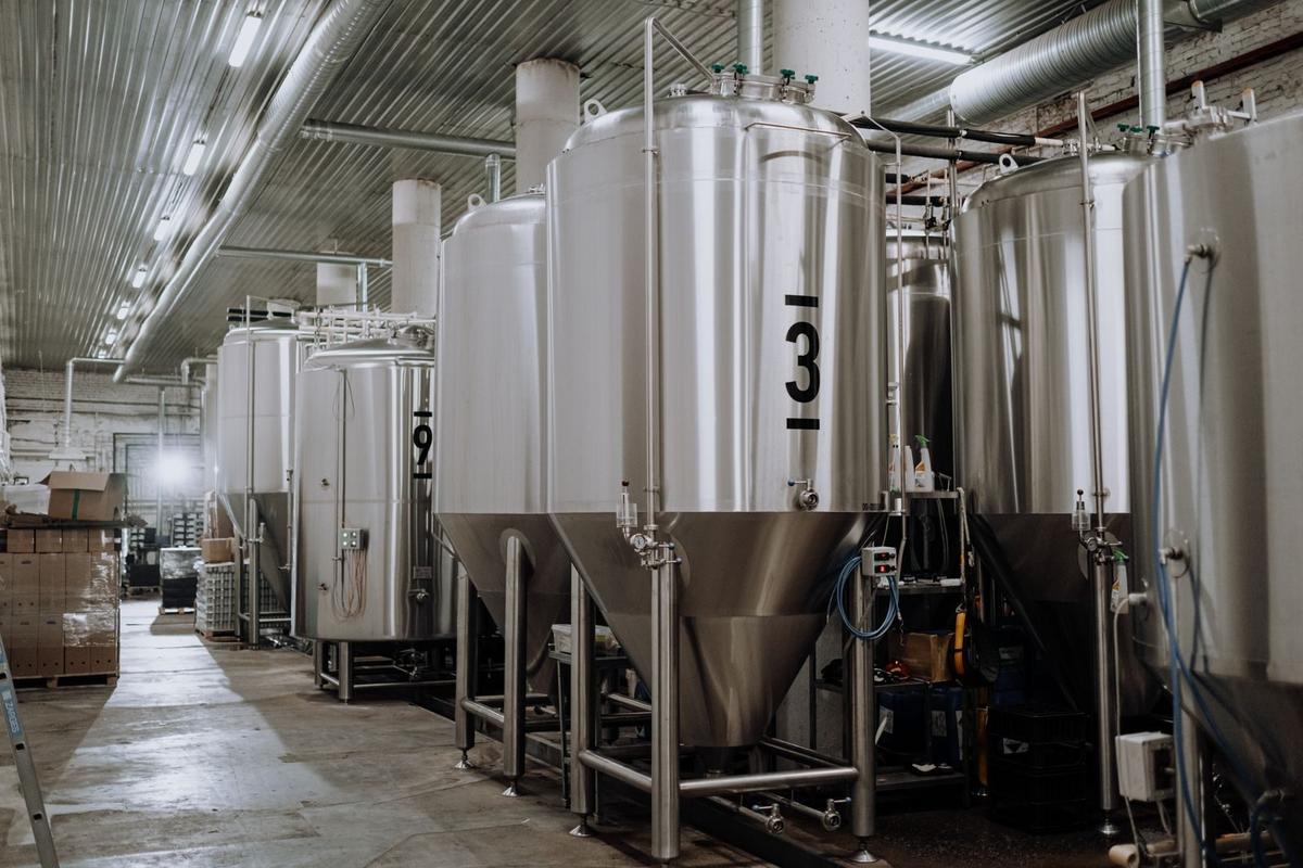 Stalowe tanki fermentacyjne w browarze