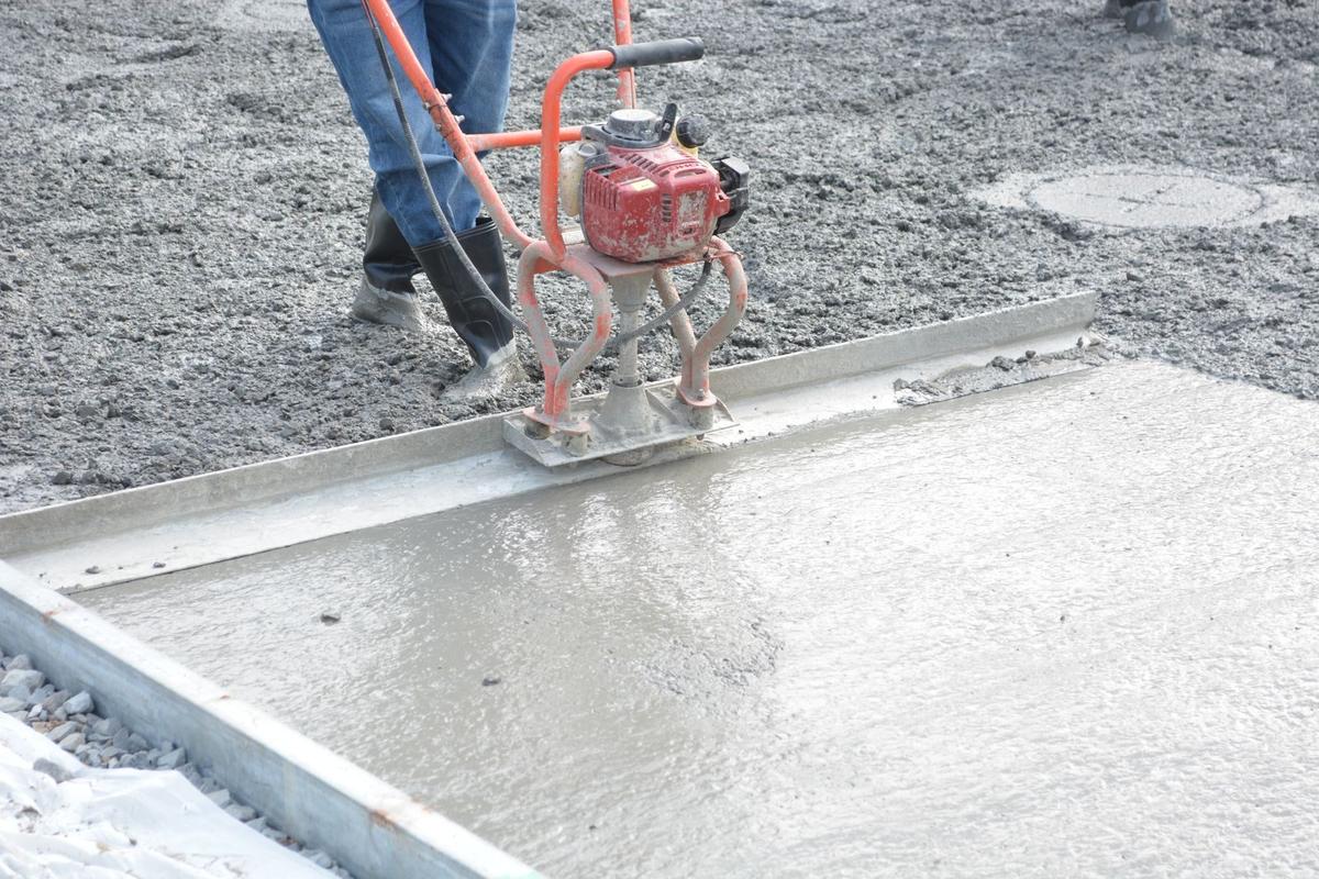 Zacieranie świeżo wylanej płyty betonowej