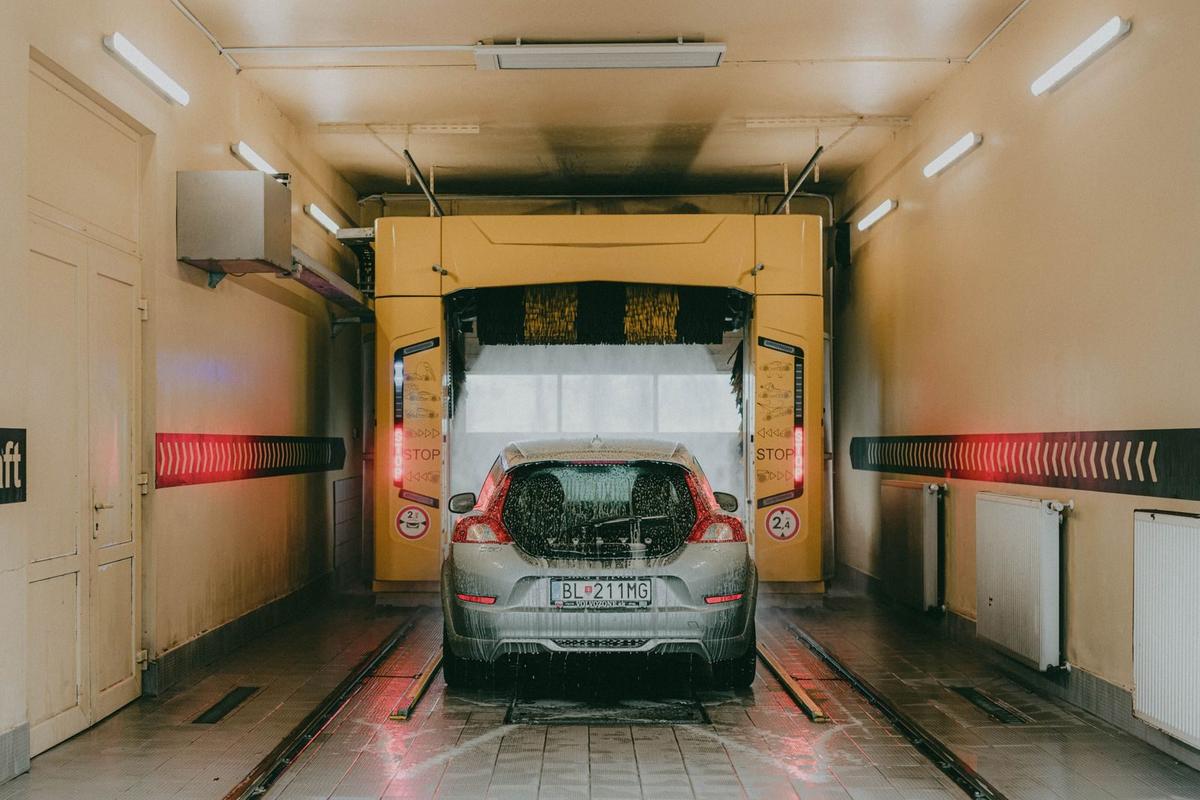 Samochód w bramie myjni automatycznej