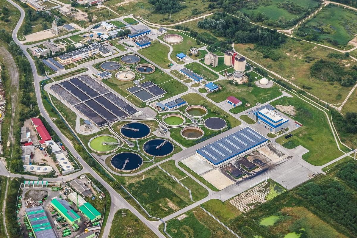 Oczyszczalnia ścieków z lotu ptaka, okrągłe osadniki i komory