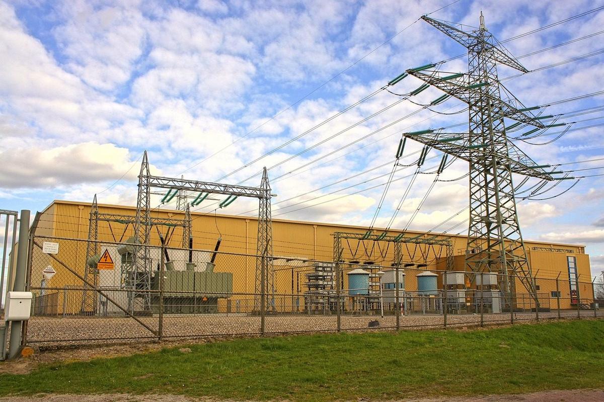 Stacja transformatorowa przy linii energetycznej