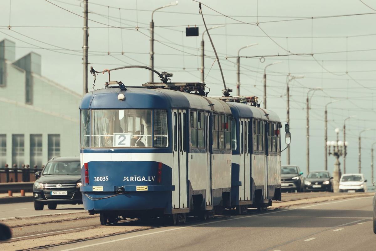 Tramwaj na ulicy pod siecią trakcyjną
