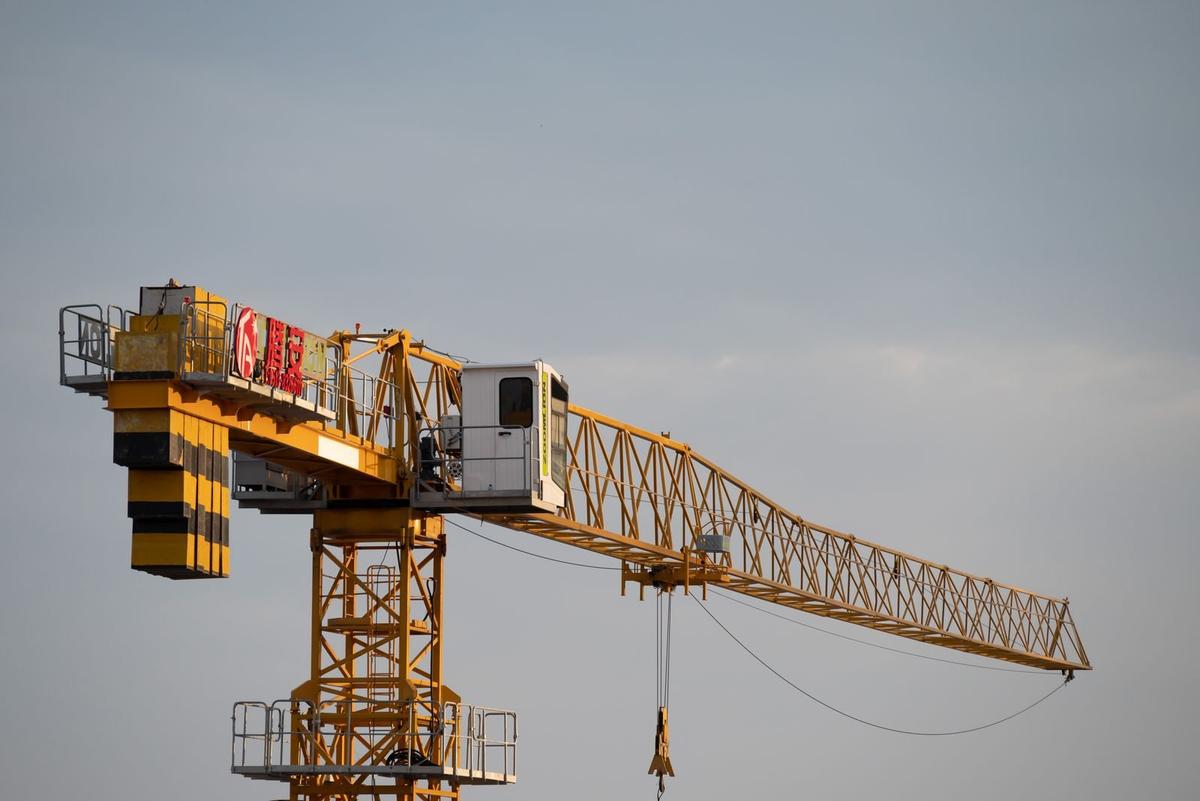 Wysięgnik przeciwwagi żurawia z blokami betonowymi